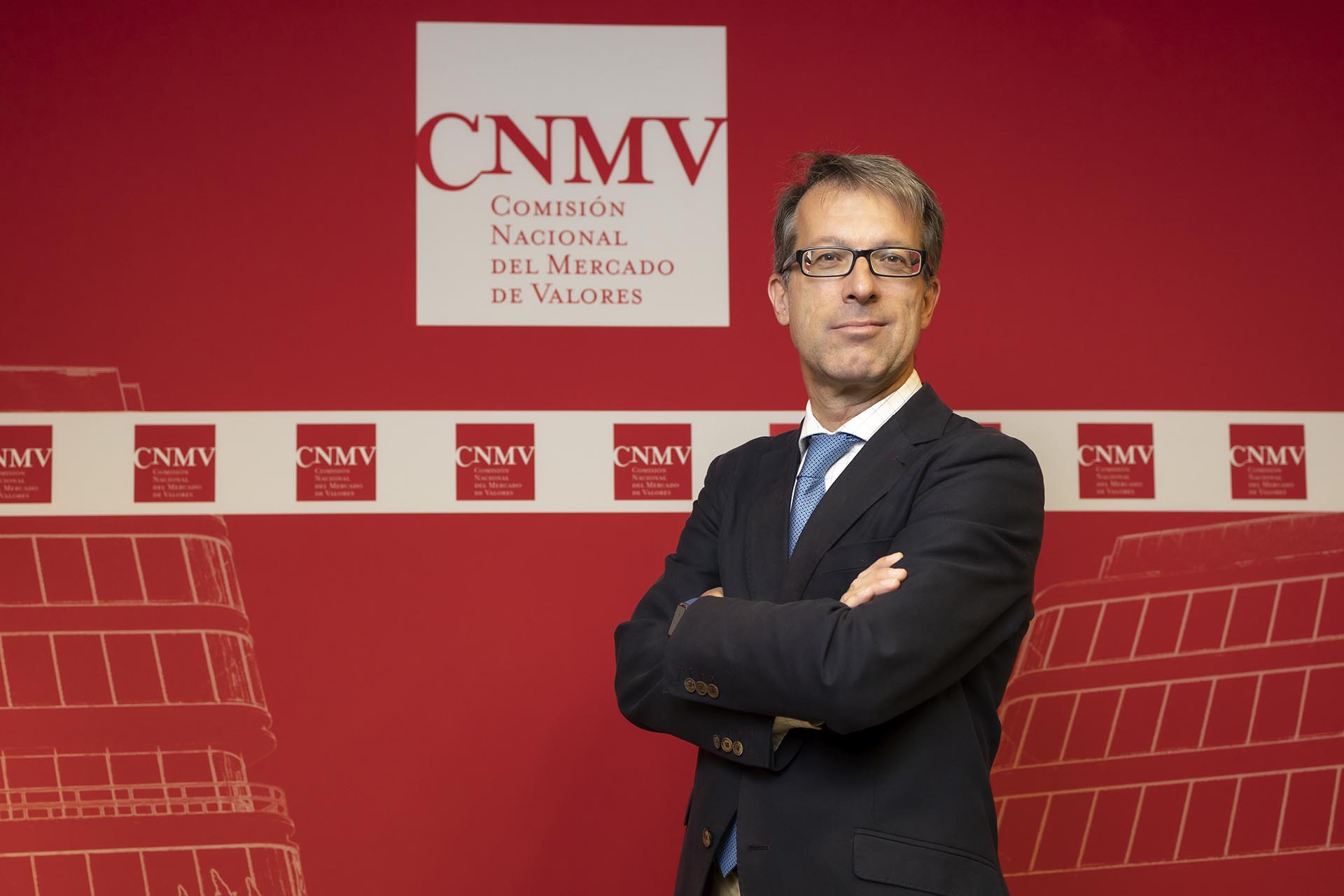 Mariano Bacigalupo, consejero de la CNMV, de pie sobre fondo corporativo