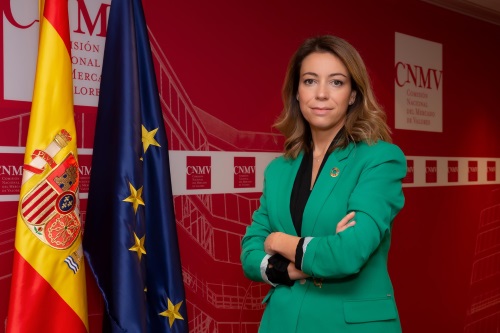 Montserrat Martínez Parera, vicepresidenta de la CNMV, sobre fondo corporativo con bandera española y europea