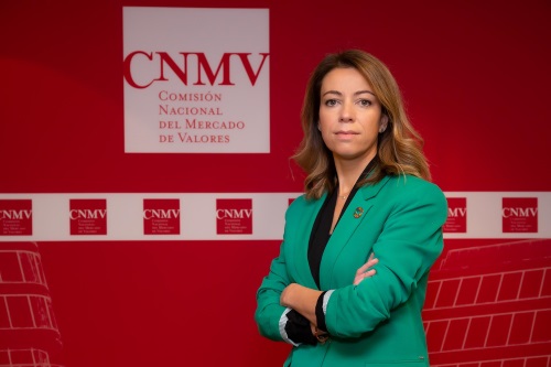 Montserrat Martínez Parera, vicepresidenta de la CNMV, primer plano sobre fondo corporativo