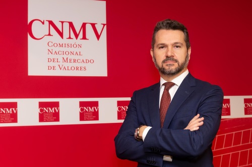 Rodrigo Buenaventura, presidente de la CNMV, primer plano sobre fondo corporativo