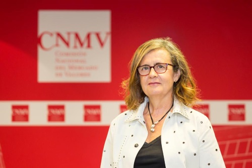 Maria Dolores Beato, consejera de la CNMV, primer plano sobre fondo corporativo